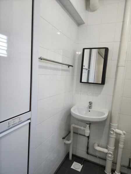 322 Hougang Avenue 5, 322 Hougang Avenue 5, 2 Bedrooms, 721 sqft, HDB Flat For Rent, by Lin Jing Sophia, 500168061 - Bathroom - PropertyGuru.com.sg