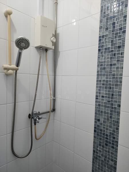 322 Hougang Avenue 5, 322 Hougang Avenue 5, 2 Bedrooms, 721 sqft, HDB Flat For Rent, by Lin Jing Sophia, 500168061 - Bathroom - PropertyGuru.com.sg
