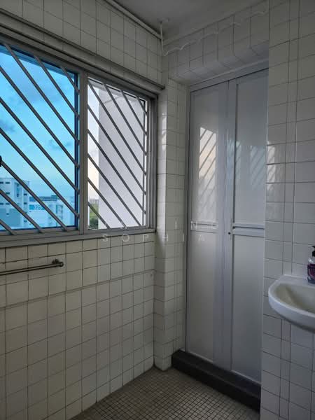 322 Hougang Avenue 5, 322 Hougang Avenue 5, 2 Bedrooms, 721 sqft, HDB Flat For Rent, by Lin Jing Sophia, 500168061 - Bathroom - PropertyGuru.com.sg