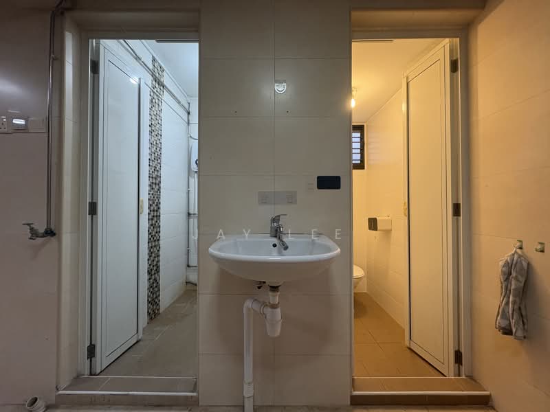 219 Lorong 8 Toa Payoh, 219 Lorong 8 Toa Payoh, 3 Bedrooms, 882 sqft, HDB Flat For Sale, by Jay Lee, 500168131 - Bathroom - PropertyGuru.com.sg
