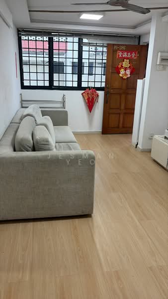 61 Lorong 5 Toa Payoh, 61 Lorong 5 Toa Payoh, 3 Bedrooms, 699 sqft, HDB Flat For Rent, by Jesman Yeo, 500168149 - Living Room - PropertyGuru.com.sg