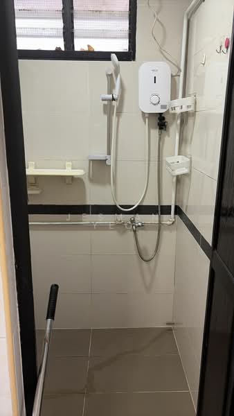 61 Lorong 5 Toa Payoh, 61 Lorong 5 Toa Payoh, 3 Bedrooms, 699 sqft, HDB Flat For Rent, by Jesman Yeo, 500168149 - Bathroom - PropertyGuru.com.sg