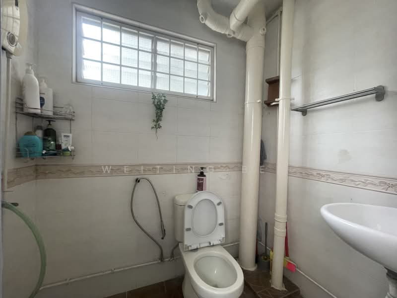 341 Ubi Avenue 1, 341 Ubi Avenue 1, Room Rental, 150 sqft, HDB Flat For Rent, by Weiting Bek, 500168165 - Bathroom - PropertyGuru.com.sg