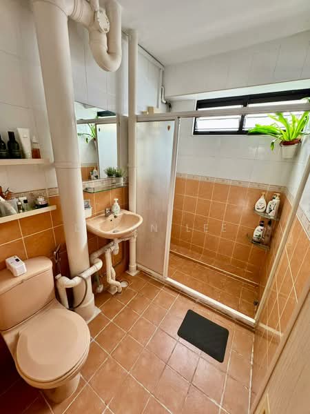 101 Ang Mo Kio Avenue 3, 101 Ang Mo Kio Avenue 3, 3 Bedrooms, 1,260 sqft, HDB Flat For Sale, by Dylan Lee, 500168166 - Bathroom - PropertyGuru.com.sg