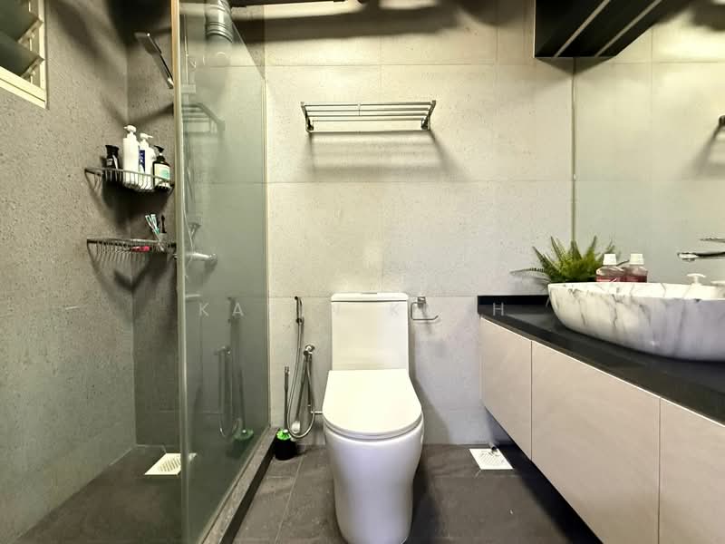 107B Edgefield Plains, 107B Edgefield Plains, 3 Bedrooms, 1,184 sqft, HDB Flat For Sale, by Kavin Kuah, 500168167 - Bathroom - PropertyGuru.com.sg