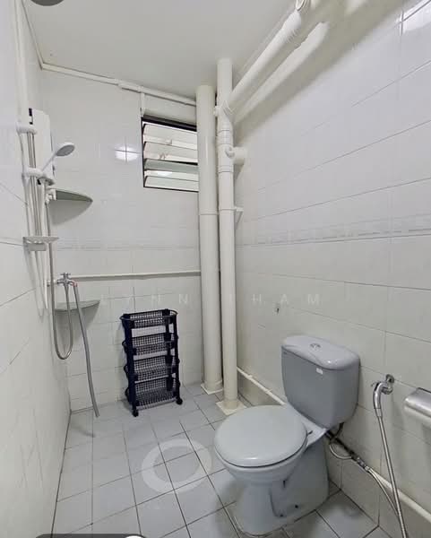 689 Jurong West Central 1, 689 Jurong West Central 1, 3 Bedrooms, 1,055 sqft, HDB Flat For Sale, by Lynn Tham, 500168199 - Common Bathroom - PropertyGuru.com.sg