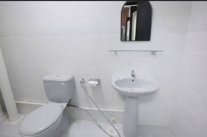 689 Jurong West Central 1, 689 Jurong West Central 1, 3 Bedrooms, 1,055 sqft, HDB Flat For Sale, by Lynn Tham, 500168199 - Common Bathroom - PropertyGuru.com.sg