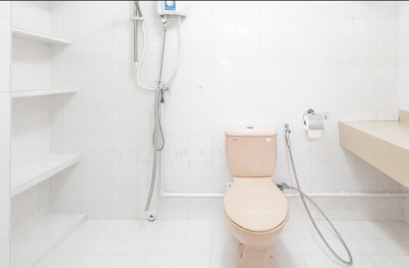 689 Jurong West Central 1, 689 Jurong West Central 1, 3 Bedrooms, 1,055 sqft, HDB Flat For Sale, by Lynn Tham, 500168199 - Master Bathroom - PropertyGuru.com.sg