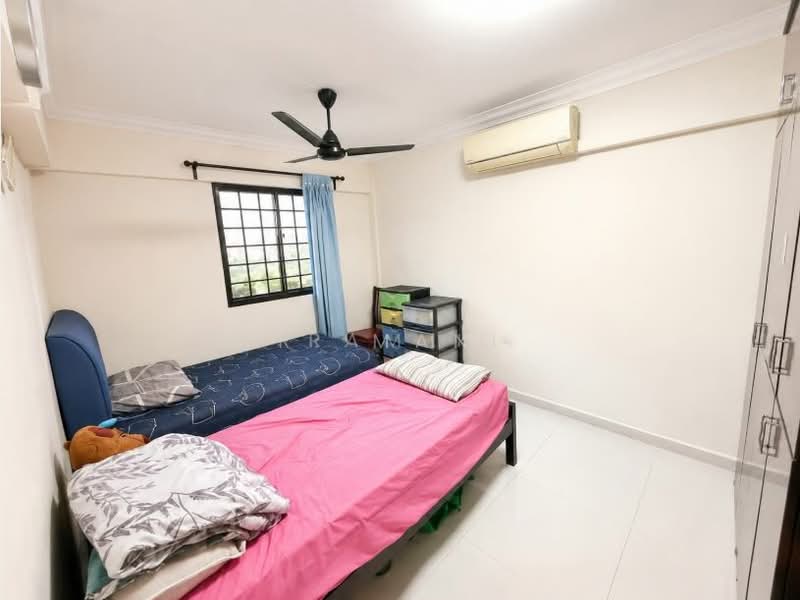 239 Bukit Batok East Avenue 5, 239 Bukit Batok East Avenue 5, 2 Bedrooms, 720 sqft, HDB Flat For Sale, by R. Mani, 500168203 - Bedroom - PropertyGuru.com.sg