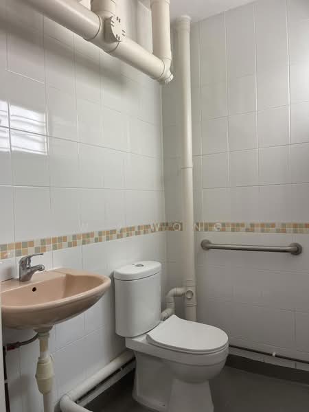304 Shunfu Road, 304 Shunfu Road, 3 Bedrooms, 990 sqft, HDB Flat For Sale, by W J Wong, 500168224 - Bathroom - PropertyGuru.com.sg