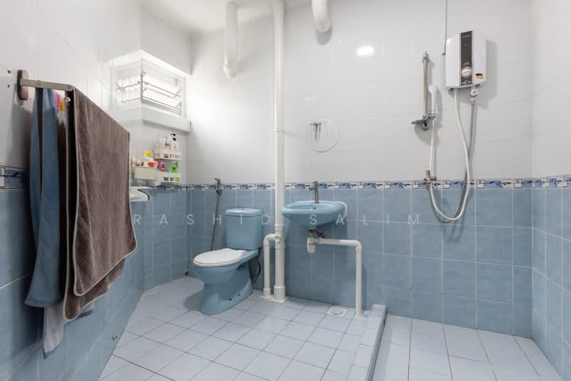 552 Jurong West Street 42, 552 Jurong West Street 42, 3 Bedrooms, 1,453 sqft, HDB Flat For Sale, by Rashid Salim, 500168276 - Bathroom - PropertyGuru.com.sg