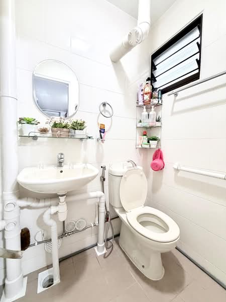 420 Bedok North Street 1, 420 Bedok North Street 1, 2 Bedrooms, 883 sqft, HDB Flat For Sale, by Nona Kirana, 500168286 - Bathroom - PropertyGuru.com.sg