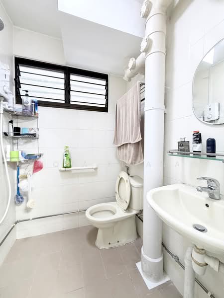 420 Bedok North Street 1, 420 Bedok North Street 1, 2 Bedrooms, 883 sqft, HDB Flat For Sale, by Nona Kirana, 500168286 - Bathroom - PropertyGuru.com.sg