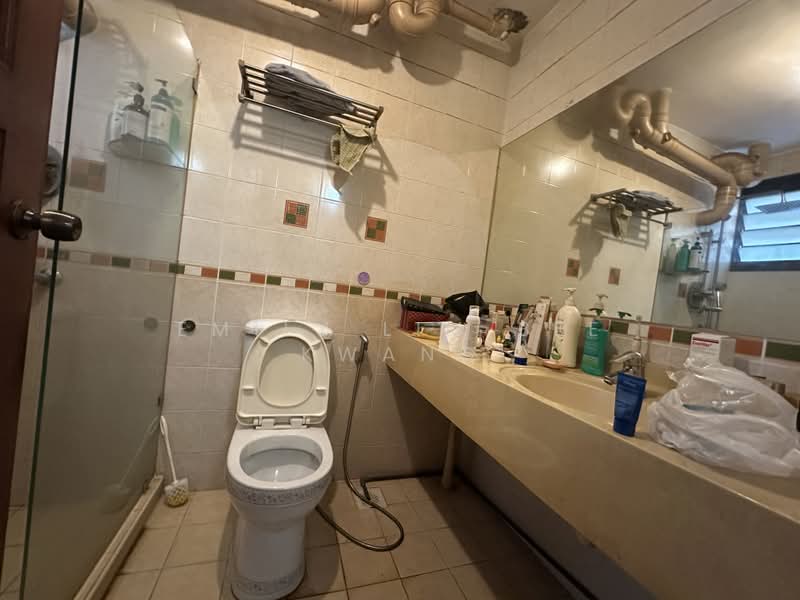 271B Jurong West Street 24, 271B Jurong West Street 24, 3 Bedrooms, 1,119 sqft, HDB Flat For Sale, by Emily Lim Bee Kwang, 500168297 - Bathroom - PropertyGuru.com.sg