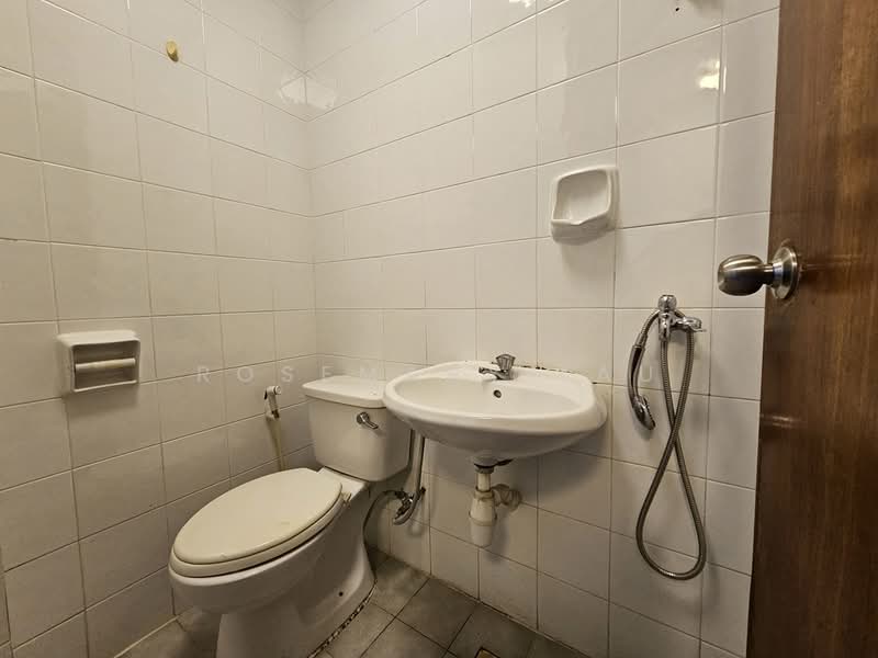 Gold Palm Mansions, 139 Lorong K Telok Kurau, 2 Bedrooms, 1,033 sqft, Apartment For Rent, by Rosemary Lau, 500168320 - Bathroom - PropertyGuru.com.sg