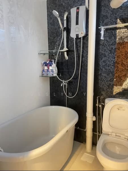 241 Bukit Batok East Avenue 5, 241 Bukit Batok East Avenue 5, 2 Bedrooms, 726 sqft, HDB Flat For Rent, by Jeslyn Yu, 500168330 - Bathroom - PropertyGuru.com.sg