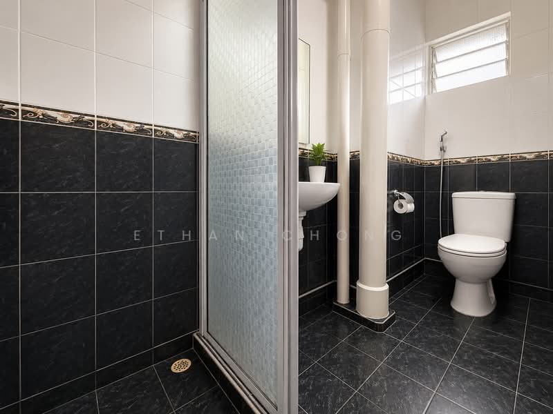 556 Jurong West Street 42, 556 Jurong West Street 42, 4 Bedrooms, 1,593 sqft, HDB Flat For Sale, by Ethan Chong, 500168341 - Bathroom - PropertyGuru.com.sg