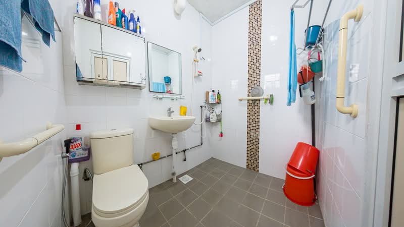 319 Woodlands Street 31, 319 Woodlands Street 31, 3 Bedrooms, 1,108 sqft, HDB Flat For Sale, by Azmi Suliman, 500168342 - Bathroom - PropertyGuru.com.sg
