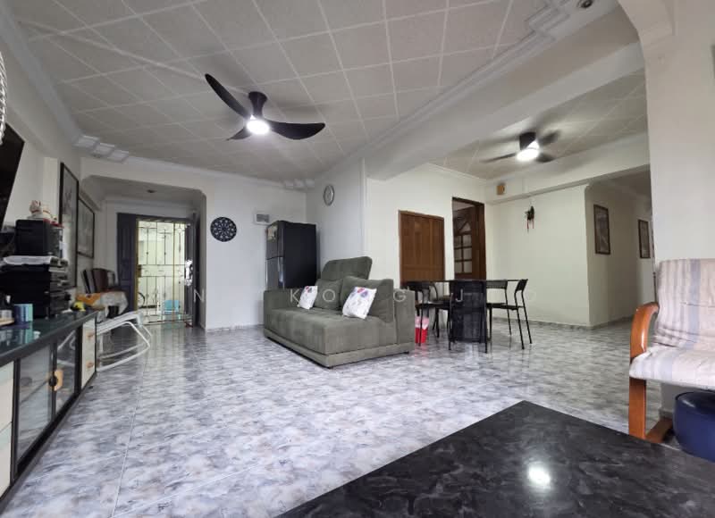 727 Tampines Street 71, 727 Tampines Street 71, 4 Bedrooms, 1,291 sqft, HDB Flat For Rent, by Ong Kong Joo, 500168344 - Living Room - PropertyGuru.com.sg