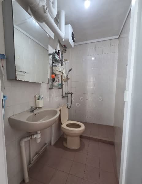 727 Tampines Street 71, 727 Tampines Street 71, 4 Bedrooms, 1,291 sqft, HDB Flat For Rent, by Ong Kong Joo, 500168344 - Bathroom - PropertyGuru.com.sg