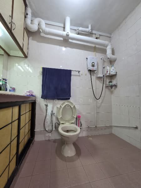 727 Tampines Street 71, 727 Tampines Street 71, 4 Bedrooms, 1,291 sqft, HDB Flat For Rent, by Ong Kong Joo, 500168344 - Bathroom - PropertyGuru.com.sg