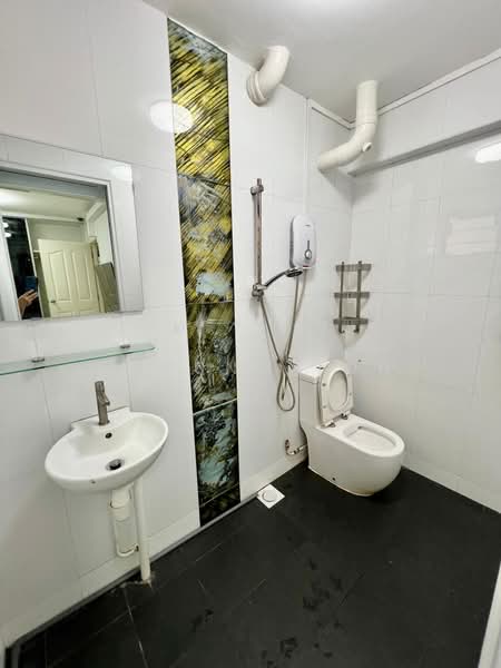 309 Serangoon Avenue 2, 309 Serangoon Avenue 2, Room Rental, 180 sqft, HDB Flat For Rent, by Edmund Toh, 500168368 - Bathroom - PropertyGuru.com.sg