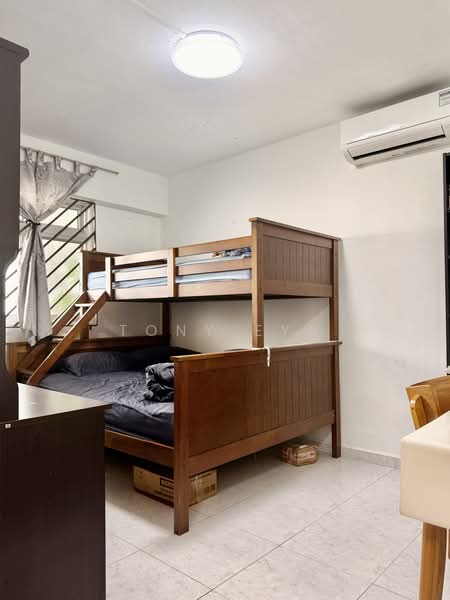 2 Lorong Lew Lian, 2 Lorong Lew Lian, 2 Bedrooms, 689 sqft, HDB Flat For Sale, by Tony Eyu, 500168372 - Bedroom - PropertyGuru.com.sg
