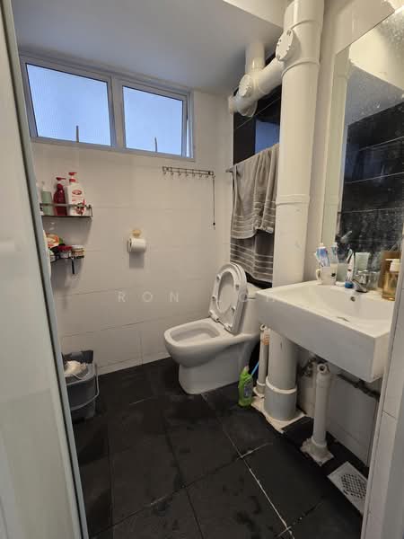116 Bedok North Road, 116 Bedok North Road, 3 Bedrooms, 786 sqft, HDB Flat For Sale, by Ron Loh, 500168410 - Bathroom - PropertyGuru.com.sg