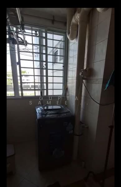 21 Holland Drive, 21 Holland Drive, Room Rental, 200 sqft, HDB Flat For Rent, by Gupta Sameer Raj, 500168428 - Balcony - PropertyGuru.com.sg