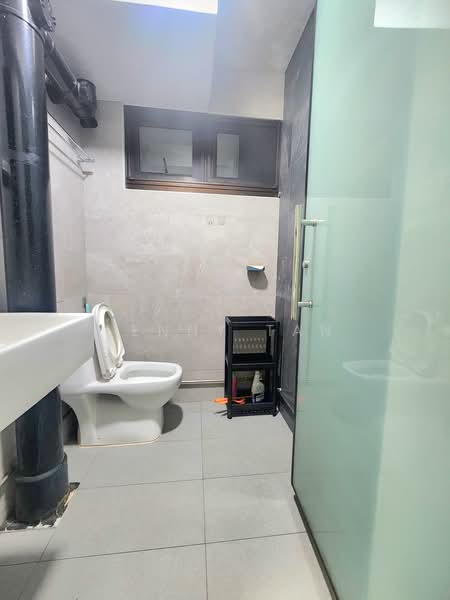 301 Clementi Avenue 4, 301 Clementi Avenue 4, 3 Bedrooms, 990 sqft, HDB Flat For Rent, by Lenny Tan, 500168472 - Bathroom - PropertyGuru.com.sg