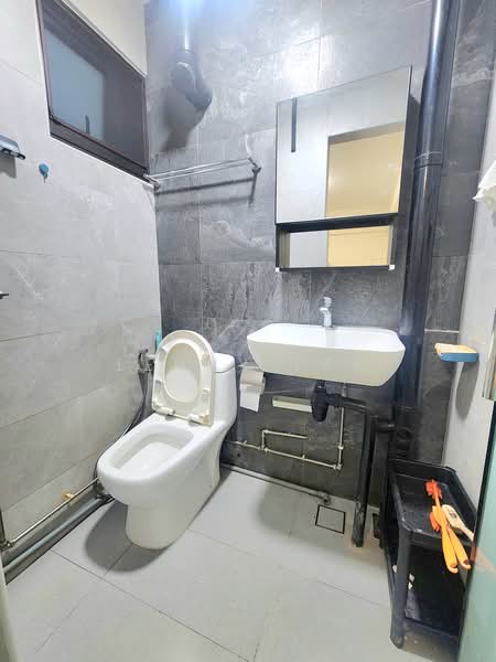 301 Clementi Avenue 4, 301 Clementi Avenue 4, 3 Bedrooms, 990 sqft, HDB Flat For Rent, by Lenny Tan, 500168472 - Bathroom - PropertyGuru.com.sg