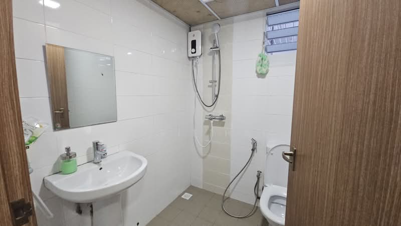 451A Bukit Batok West Avenue 6, 451A Bukit Batok West Avenue 6, 2 Bedrooms, 721 sqft, HDB Flat For Sale, by Syarif Hadi, 500168474 - Bathroom - PropertyGuru.com.sg