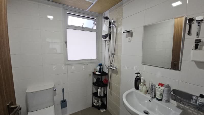 451A Bukit Batok West Avenue 6, 451A Bukit Batok West Avenue 6, 2 Bedrooms, 721 sqft, HDB Flat For Sale, by Syarif Hadi, 500168474 - Bathroom - PropertyGuru.com.sg