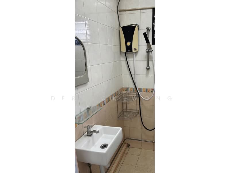 122 Yuan Ching Road, 122 Yuan Ching Road, 2 Bedrooms, 742 sqft, HDB Flat For Sale, by Derrick Wong, 500168487 - Bathroom - PropertyGuru.com.sg