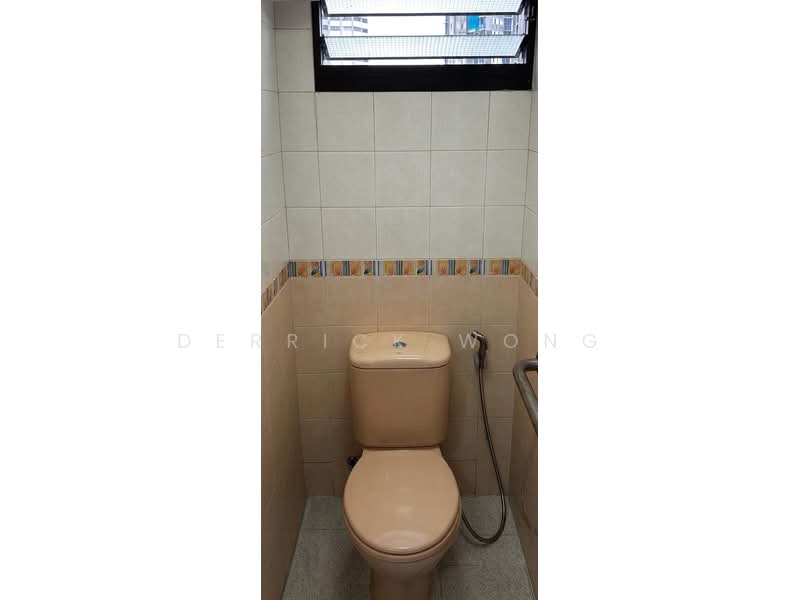 122 Yuan Ching Road, 122 Yuan Ching Road, 2 Bedrooms, 742 sqft, HDB Flat For Sale, by Derrick Wong, 500168487 - Bathroom - PropertyGuru.com.sg