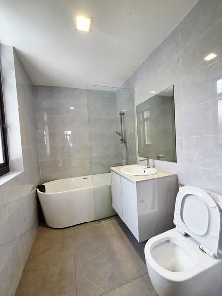 Astrid Meadows, 42 Coronation Road West, Tanglin / Holland / Bukit Timah, 3 Bedrooms, 2,056 sqft, Condominium For Rent, by Joe Leow, 500168489 - Master bathroom - PropertyGuru.com.sg