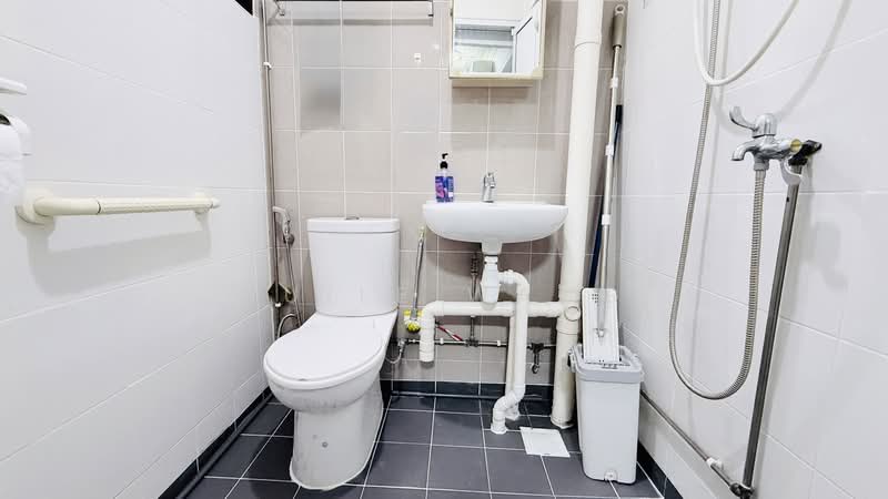 616 Bedok Reservoir Road, 616 Bedok Reservoir Road, 2 Bedrooms, 732 sqft, HDB Flat For Sale, by Huile Wang, 500168567 - Master Bathroom - PropertyGuru.com.sg