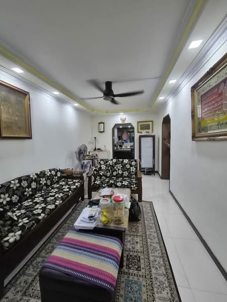 242 Jurong East Street 24, 242 Jurong East Street 24, 2 Bedrooms, 721 sqft, HDB Flat For Sale, by Nurnavi Makruf, 500168569 - Living Room - PropertyGuru.com.sg