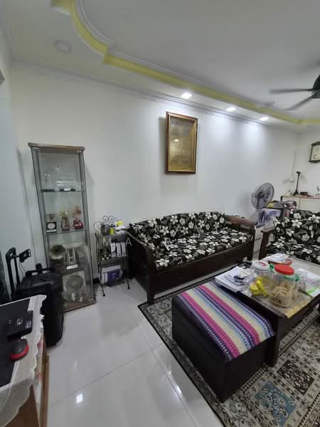 242 Jurong East Street 24, 242 Jurong East Street 24, 2 Bedrooms, 721 sqft, HDB Flat For Sale, by Nurnavi Makruf, 500168569 - Living Room - PropertyGuru.com.sg