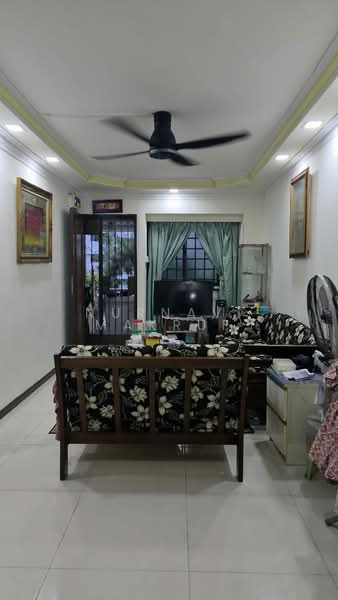 242 Jurong East Street 24, 242 Jurong East Street 24, 2 Bedrooms, 721 sqft, HDB Flat For Sale, by Nurnavi Makruf, 500168569 - Living Room - PropertyGuru.com.sg