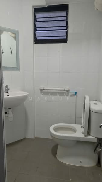 242 Jurong East Street 24, 242 Jurong East Street 24, 2 Bedrooms, 721 sqft, HDB Flat For Sale, by Nurnavi Makruf, 500168569 - Bathroom - PropertyGuru.com.sg