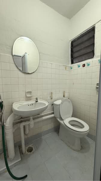 480 Jurong West Street 41, 480 Jurong West Street 41, 2 Bedrooms, 721 sqft, HDB Flat For Sale, by Jarvis Tay, 500168593 - MASTER BEDROOM TOILET - PropertyGuru.com.sg