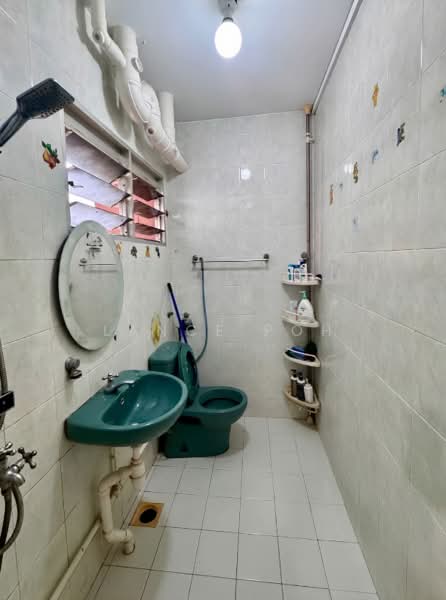 649 Jalan Tenaga, 649 Jalan Tenaga, 4 Bedrooms, 1,313 sqft, HDB Flat For Sale, by Lance Poh, 500168602 - Bathroom - PropertyGuru.com.sg