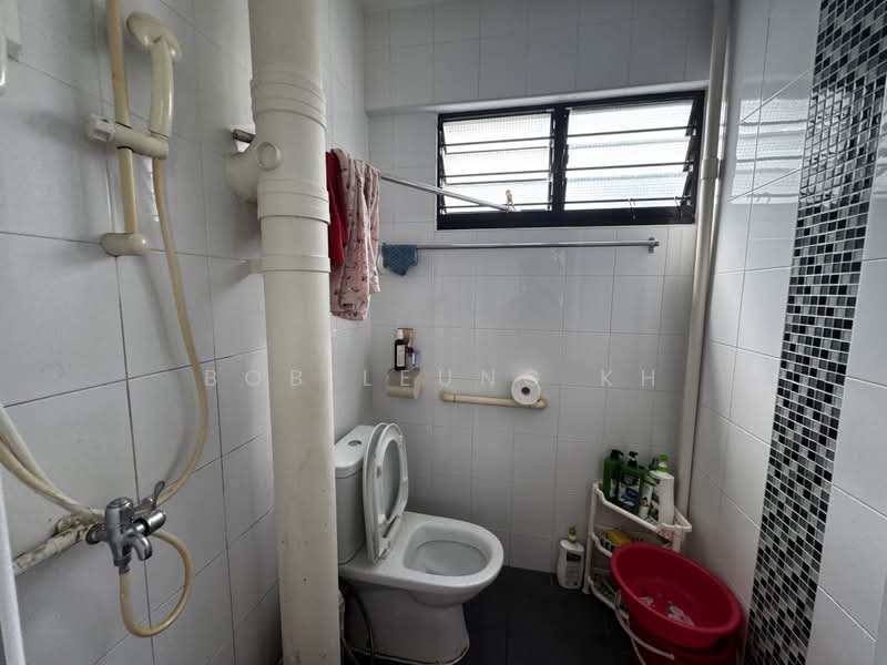 290 Tampines Street 22, 290 Tampines Street 22, 2 Bedrooms, 721 sqft, HDB Flat For Sale, by Bob Leung KH, 500168604 - Bathroom - PropertyGuru.com.sg