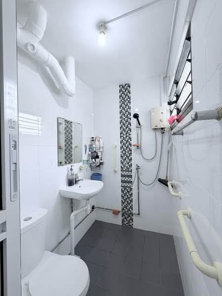 856 Tampines Street 82, 856 Tampines Street 82, 3 Bedrooms, 904 sqft, HDB Flat For Sale, by Lydia Izzati, 500168662 - Bathroom - PropertyGuru.com.sg