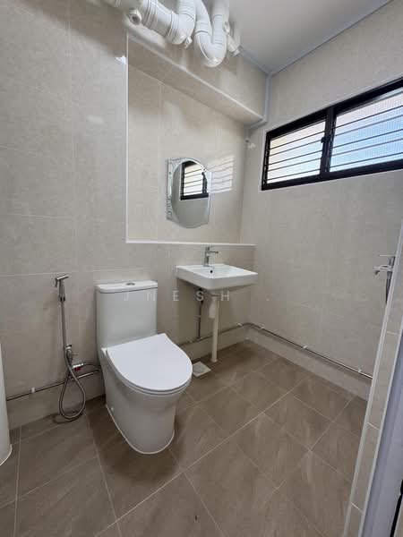858 Woodlands Street 83, 858 Woodlands Street 83, 3 Bedrooms, 1,356 sqft, HDB Flat For Rent, by JNESH ., 500168696 - Common Bathroom - PropertyGuru.com.sg