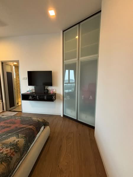 Harbour View Towers, 21 Telok Blangah Drive, 3 Bedrooms, 1,206 sqft, Condominium For Rent, by Alexis Tan, 500168705 - Master Bedroom - PropertyGuru.com.sg