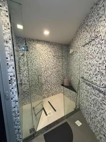 Harbour View Towers, 21 Telok Blangah Drive, 3 Bedrooms, 1,206 sqft, Condominium For Rent, by Alexis Tan, 500168705 - Master Room Bathroom - PropertyGuru.com.sg