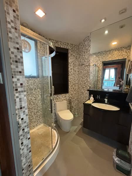 Harbour View Towers, 21 Telok Blangah Drive, 3 Bedrooms, 1,206 sqft, Condominium For Rent, by Alexis Tan, 500168705 - Common Bathroom - PropertyGuru.com.sg