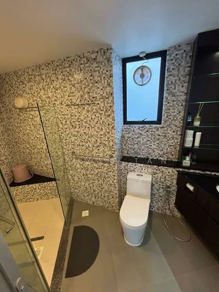 Harbour View Towers, 21 Telok Blangah Drive, 3 Bedrooms, 1,206 sqft, Condominium For Rent, by Alexis Tan, 500168705 - Master Bathroom - PropertyGuru.com.sg